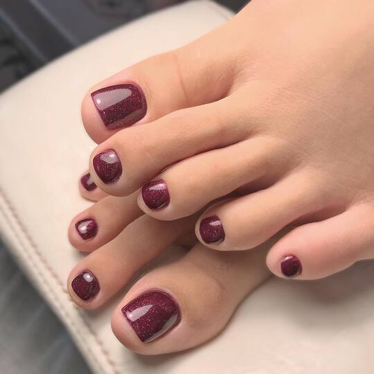 Красный педикюр с мелкими блестками