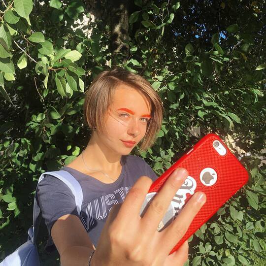 Яркие оранжевые брови