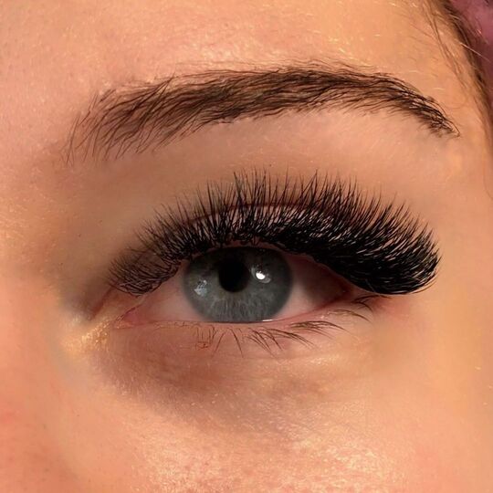 Наращивание на верхних ресницах