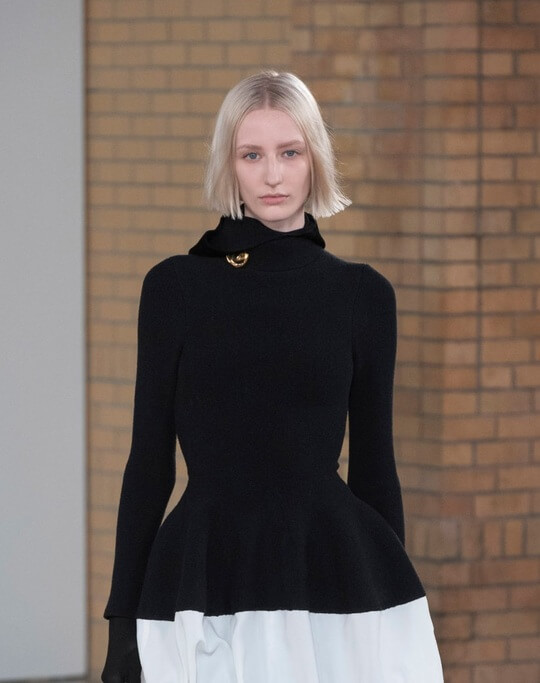Волосы в оттенке белое золото Показ осень-зима 2022-23, Proenza Schouler