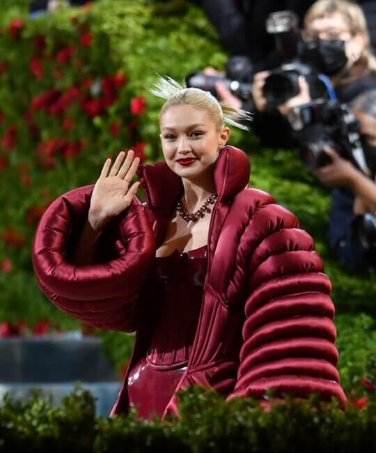 Прическа пучок Джиджи Хадид на Met Gala