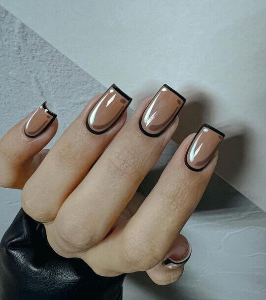 Нюдовые ногти с комиксами