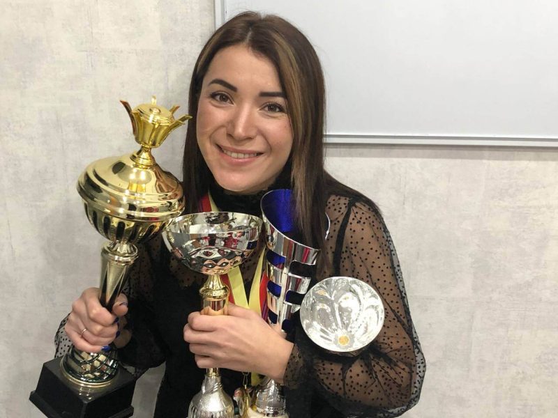 Айзиля Гильмутдинова с кубками нейл чемпионатов