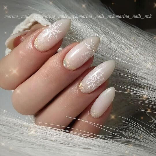 Нежный маникюр со снежинками