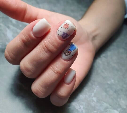 Зимний маникюр на короткие ногти