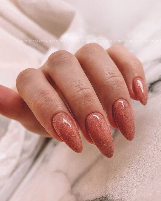 Персиковый цвет на длинных ногтях формы миндаль