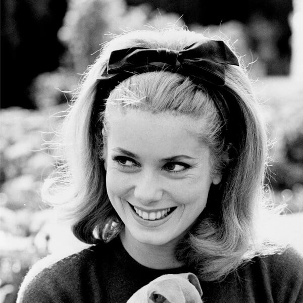 Катрин Денев Catherine Deneuve, прическа с бантом
