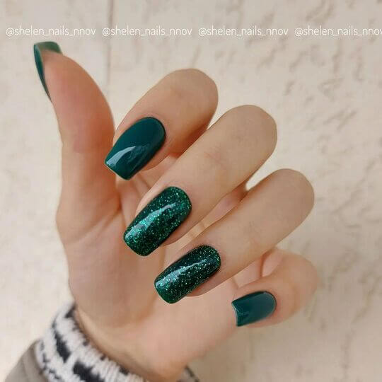 Зеленый маникюр с блестками