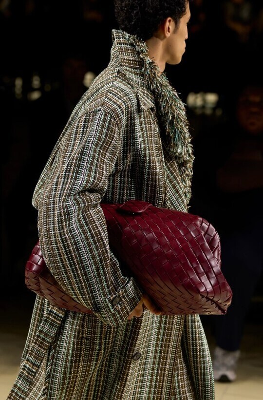 Сумка винного цвета на показе Bottega Veneta SS2024