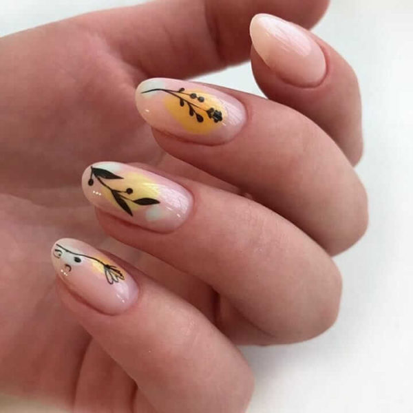Розовый маникюр с дизайном